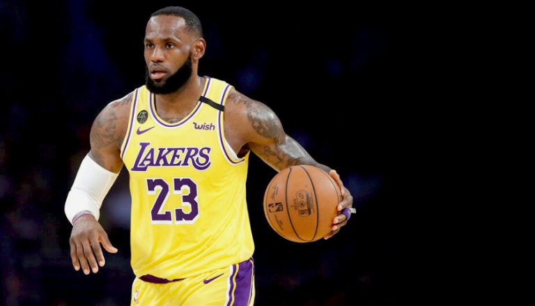 lebron wearing lakers shorts